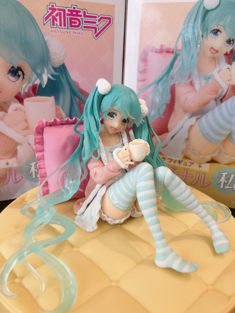 鈴鹿店 アミューズ 新景品入荷しました 初音ミク フィギュア オリジナル私服ver Re ゼロから始める異世界生活 センサーライトスタンド 万代書店 三重総合