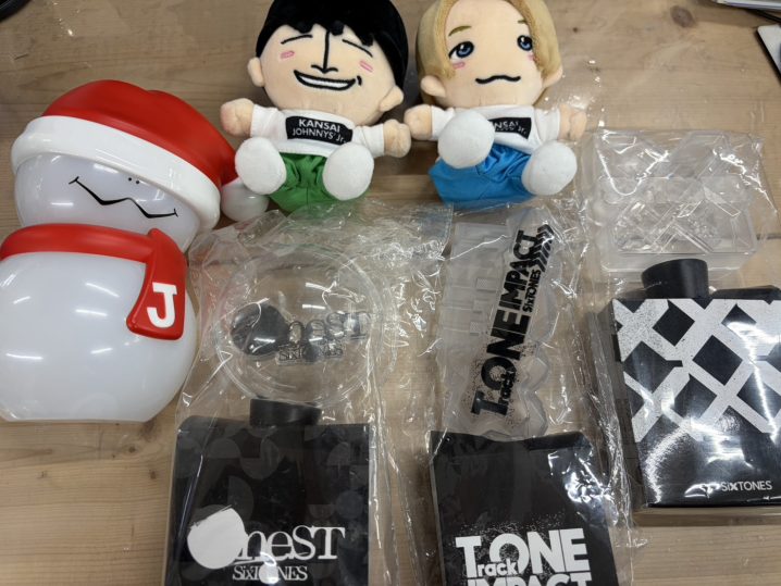 SixTONESなど アイドルグッズ店頭に並んでおります！ | 万代書店 山梨本店